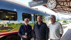 El director de Turismo de Galicia, Xos Merelles, con el tren turstico en la estacin de A Ra-Petn.
