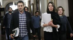 El alcalde, Xulio Ferreiro, entra en el sal�n de plenos acompa�ado de Silvia Came�n. 