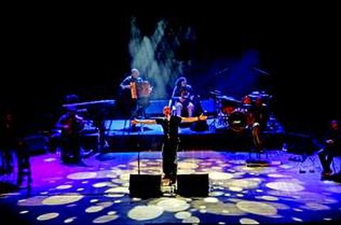 <span lang= es-es >A �LTIMA FORMACI�N.</span> Concerto do grupo en Vigo, o ano pasado, cos seus actuais integrantes: Anxo Pintos, Guillerme Fern�ndez, Isaac Palac�n, Quico Comesa�a, Quim Farinha, Santiago Cribeiro e Xabier D�az, este �ltimo vocalista da banda tras a marcha de Guadi Galego<span lang= es-es > | </span><span lang= es-es >�SCAR V�ZQUEZ</span>