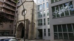 El edificio est� pegado a la iglesia de San Francisco.