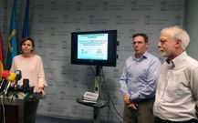 La alcaldesa de Gij�n, Carmen Moriy�n, con el catedr�tico de la Universidad de Oviedo, Germ�n Flor Rodr�guez, y su hijo, el profesor Germ�n Flor Blanco