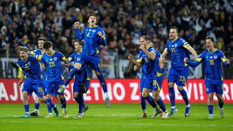 La selecci&oacute;n bosnia celebra el pase al Mundial despu&eacute;s de vencer a Italia en los penaltis.