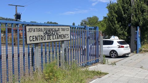 Entrada al centro de exmenes de Pontevedra