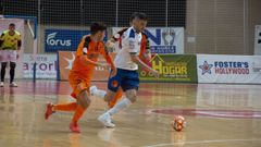 Alberto, del Burela, sale al paso de un futbolista del Sala 10 Zaragoza