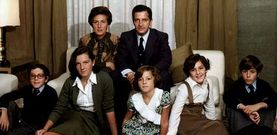 Adolfo Su�rez, con su esposa Amparo, que falleci� de c�ncer en el 2001, a los 66 a�os de edad, junto con sus hijos Javier, Mariam, Sonsoles, Laura y Adolfo, en una foto tomada en el palacio de la Moncloa el 16 de junio de 1977, al d�a siguiente de las primeras elecciones.
