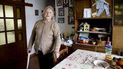 Fina Gonz�lez, en su casa, de la que no puede salir porque vive en un cuarto sin ascensor