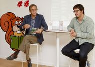 Evencio Ferrero e Marcos Trigo, onte, na biblioteca carballesa. 