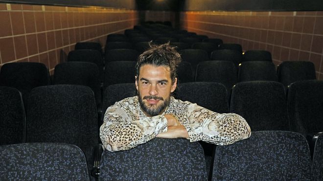 Oliver Laxe, director de cine, sentado en una de las butacas de los Multicines Norte, en Vigo.