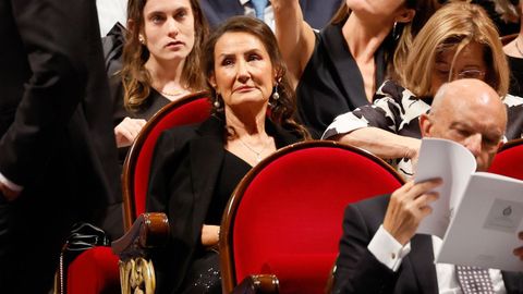 La madre de la reina Letizia, Paloma Rocasolano, asiste a la ceremonia de entrega de los Premios Princesa de Asturias, este viernes en el Teatro Campoamor de Oviedo