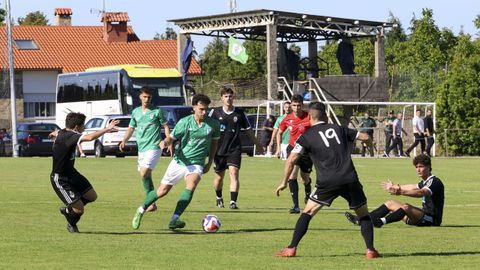 Imagen del empate entre el Galicia de Mugardos y el Club do Mar de Cai�n.