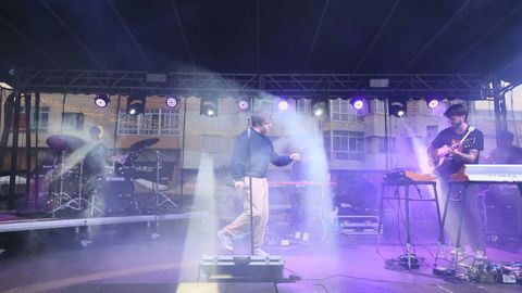 La banda Querido abrió este viernes por la noche los conciertos en el escenario Burela Bonita