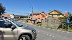 Los vecinos instalaron un cartel reivindicativo en el soporte donde estaba el espejo.