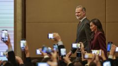 El rey Felipe VI y la reina Leitizia, a su llegada a un encuentro con ciudadanos espaoles residentes en China.