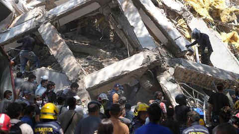 Rescate entre los escombros de un edificio colapsado 