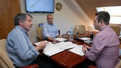 El alcalde mugards (derecha) se reuni con el presidente de Portos de Galicia
