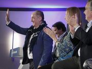 Miguel Lorenzo, saludando a los asistentes a la presentaci�n. 