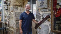 Toño, frente a la placa que recuerda la implicación de su padre Carlos cuando se federó el actual Antela CF