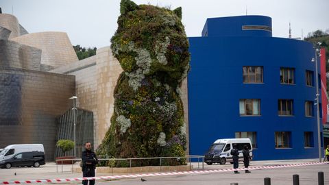La Ertzaintza mantiene acordonada la zona del museo, mientras procede a la inspecci�n.