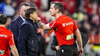 El colegiado Galech Apeztegu&iacute;a (derecha), expulsando a Mat&iacute;as Almeyda.