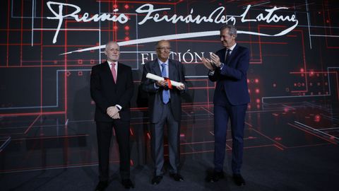 Lois Blanco, presidente de La Voz de Galicia; Fernando Gonzlez Laxe, galardonado con el Premio Fernndez Latorre;y Alfonso Rueda, presidente de la Xunta, en el momento de la entrega del premio en el Museo Santiago Rey Fernndez-Latorre