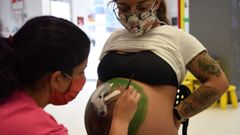 Asun �lvarez pinta las barrigas de embarazadas