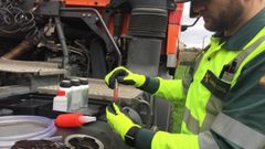 Un Guardia Civil inspecciona el dep�sito de combustible de un cami�n para comprobar si usa gasoil tipo b