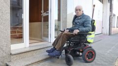 Jos� Manuel Rodr�guez Losada, ante el portal de su casa