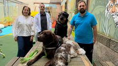 Emma Justo, de la Fundaci�n Mar�a Jos� Jove; Pablo Pe�a (centro), m�dico del materno, y Daniel Ramos, instructor canino