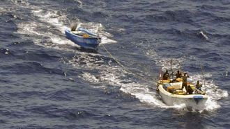 Presuntos piratas somal�es en una imagen de archivo del 2010