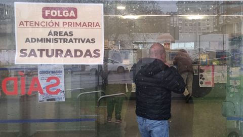 Entrada del centro de salud de Os Rosales, en A Corua, con una pancarta de la huelga.