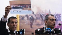 Los responsables de los carabineros muestran el cuchillo usado en el ataque del pasado viernes que se sald� con un agente muerto