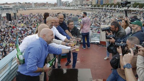Concejales del Ayuntamiento de Gij�n posan para los fot�grafos durante el escanciado simultaneo de sidra