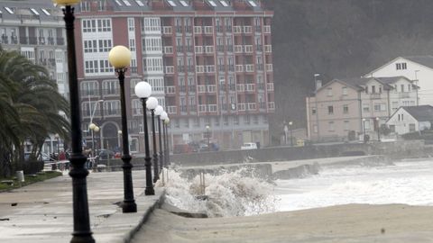 El mar engulle la playa de Covas, en Viveiro, durante un temporal de comienzos del año 2018