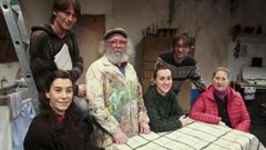 Prieto (segundo por la derecha) con las tres actrices del montaje (Esther Aja, Celia Gonz�lez y Lu�sa Merelas);  el responsable de Malasombra, Xoque Carbajal, y �Kukas�, el escen�grafo