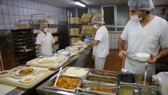 Personal de la cocina del Hospital Montecelo, en Pontevedra, este jueves