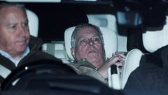 La foto del expr�ncipe Andr�s saliendo de la comisar�a despu�s de ser arrestado por la polic�a brit�nica en el caso de Jeffrey Epstein