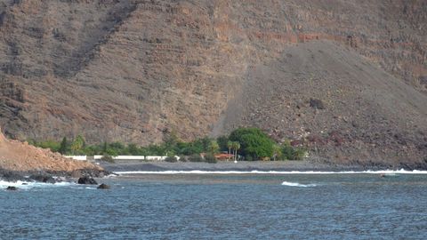 Vista del lugar donde se produjo el desprendimiento de tierra en una pista de acceso a la playa de Argaga 