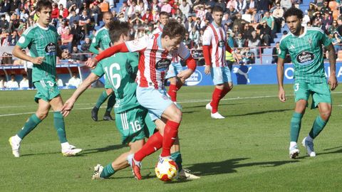 Jorge Gonz�lez trata de superar la defensa de Sa�l Garc�a en el Lugo-Racing.