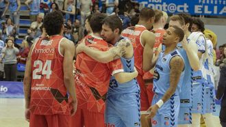 Saludo de los jugadores tras el Breog�n-Manresa; en la imagen, los locales Erik Quintela y DeWayne Russell.