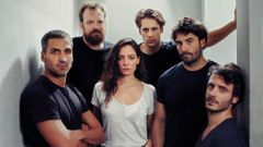 De izquierda a derecha, los actores Ral Prieto, Fran Cantos, Mara Hervs, Martio Rivas, lex Garca e Ignacio Mateos. Ellos interpretan a los cinco miembros de la Manada y ella da vida a la vctima. La obra de teatro est basada  en todas las transcripciones del caso y se estren el da 25 de enero en Avils. El texto es el dramaturgo Jordi Casanovas y el montaje est dirigido por Miguel del Arco