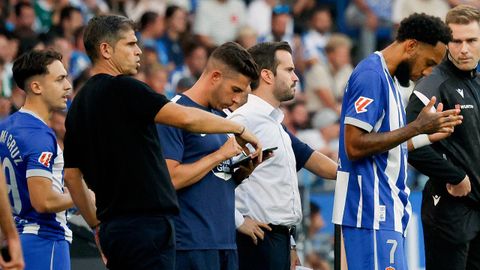 Hidalgo, dando instrucciones a Luismi (izquierda) y Aubameyang.