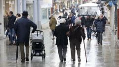 Personas paseando este lunes por la calle Real, en el centro de Ferrol.