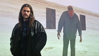 Oliver Laxe posa ante unha imaxe de Sergi L�pez bailando no deserto�que forma parte da exposici�n sobre �Sir�t� do�Museo Nacional Centro de Arte Reina Sof�a.