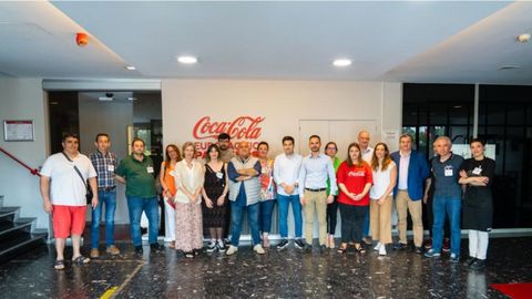 Propietarios de 23 locales hosteleros visitan la planta de Coca-Cola de A Coruña.