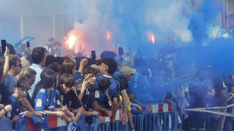 Recibimiento de la afición del Real Oviedo ante el playoff con el Espanyol