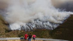 El cambio de viento ayuda a frenar el avance del incendio de Quiroga y alivia O Courel