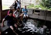 La peculiar fuente de chocolate laxante impresiona a los turistas que se acercan al lavadero.