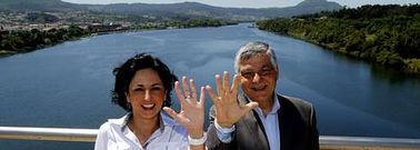 Los regidores de las dos riberas, que ayer posaron juntos sobre el puente internacional, trabajan en proyectos conjuntos para rentabilizar al m�ximo servicios. 