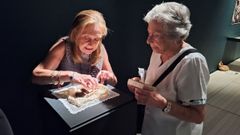 �ngeles Tilve, directora do Museo de Pontevedra, e Amalia B�veda, filla de Alexandre B�veda