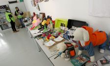 El refugio organiz� un mercado solidario con objetos para mascotas en el parque de Belv�s. 
